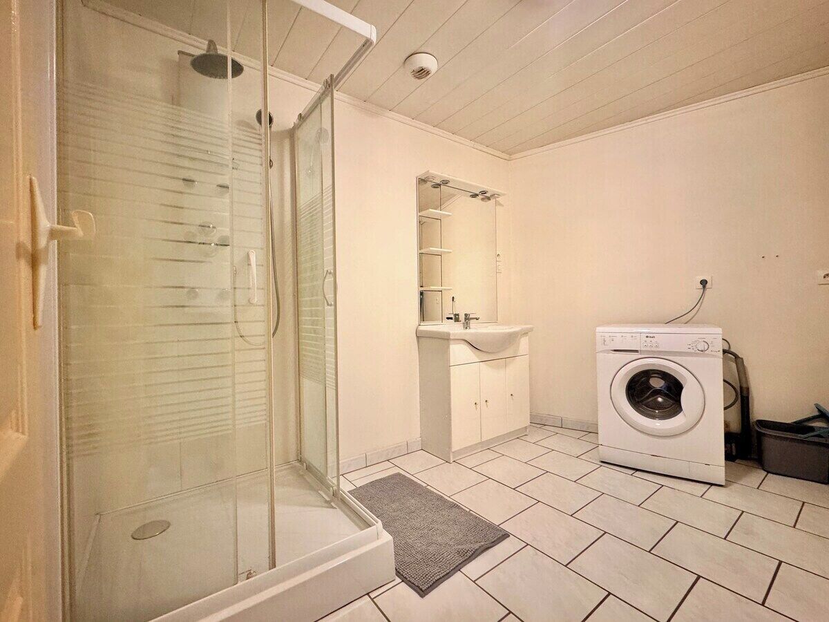 Shower, towels