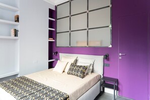 1 chambre, bureau, fer et planche à repasser, lit parapluie