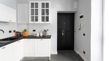Frigorifero, microonde, forno, piano cottura