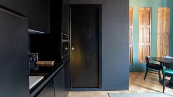 Microondas, placa de cocina, tostadora, mesa de comedor