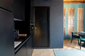 Mikroaaltouuni, liesi, leivänpaahdin, ruokailupöytä