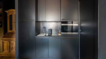 Microondas, placa de cocina, tostadora, mesa de comedor