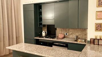 Mikrowelle, Herdplatte, GeschirrspĂŒler, Esstisch