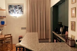 Microwave, stovetop, dishwasher, dining tables - Quiet apartment 3th floor - Parco Sempione area (Milan)