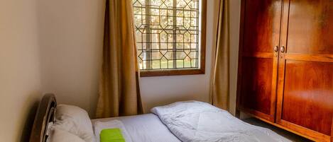 Appartamento familiare, balcone, vista giardino | Una scrivania, postazione laptop, ferro/asse da stiro, Wi-Fi gratuito