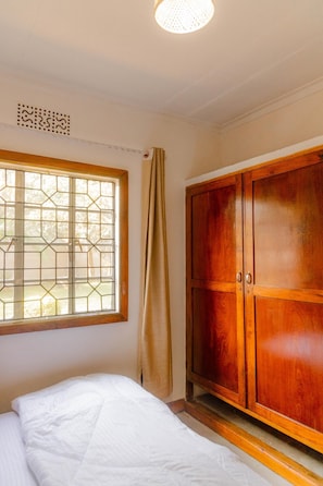 Desk, laptop workspace, iron/ironing board, free WiFi