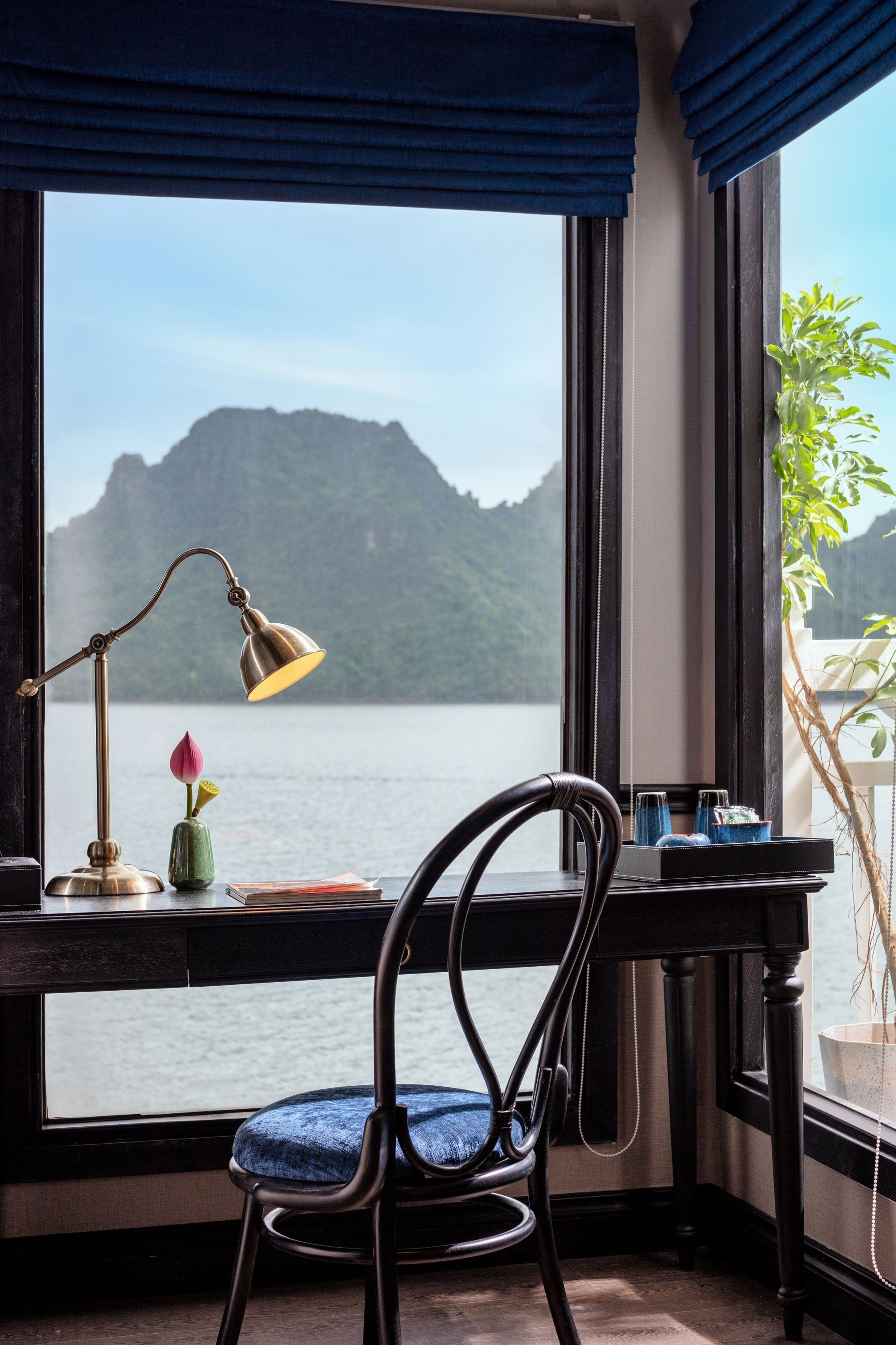 Safe på rommet, skrivebord og skrivebord for bærbar PC