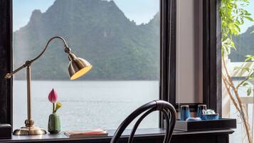 Tallelokero huoneessa, työpöytä