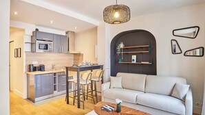 A modern apartment with a kitchen, dining area, and living room. - Cosy Apartment Le Marais Center of Paris (Paris)