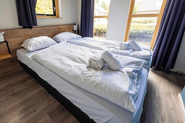 3 bedrooms, free WiFi - Peaceful Bungalow Near the Shore (Ewijk)