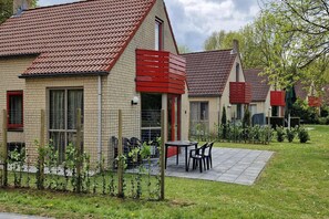 Outdoor dining - Peaceful Bungalow Near the Shore (Ewijk)