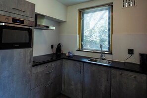 Fridge, microwave, oven, stovetop - Peaceful Bungalow Near the Shore (Ewijk)