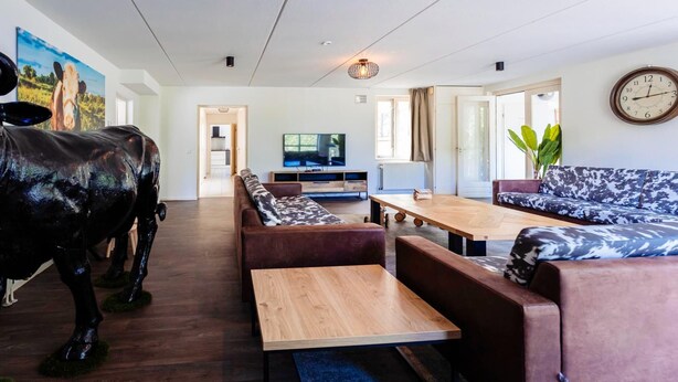 Ein modernes Wohnzimmer mit Sofa, Couchtisch und Fernseher.