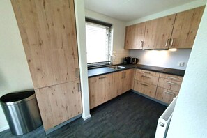 Een koelkast, een magnetron, een oven, een kookplaat