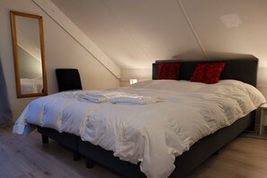 3 bedrooms, travel cot, free WiFi - Peaceful Bungalow near Forest Edge (Ewijk)