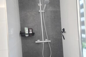 Shower, hair dryer - Pet-Friendly Bungalow by the Forest (Ewijk)