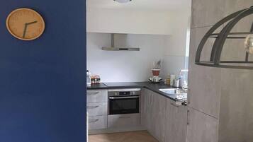 Kjøleskap, mikrobølgeovn, ovn og kokeplater