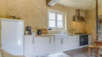 Réfrigérateur, four, plaque de cuisson, cafetière/bouilloire