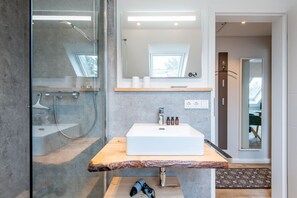 Douche, séchoir à cheveux, serviettes fournies, savon