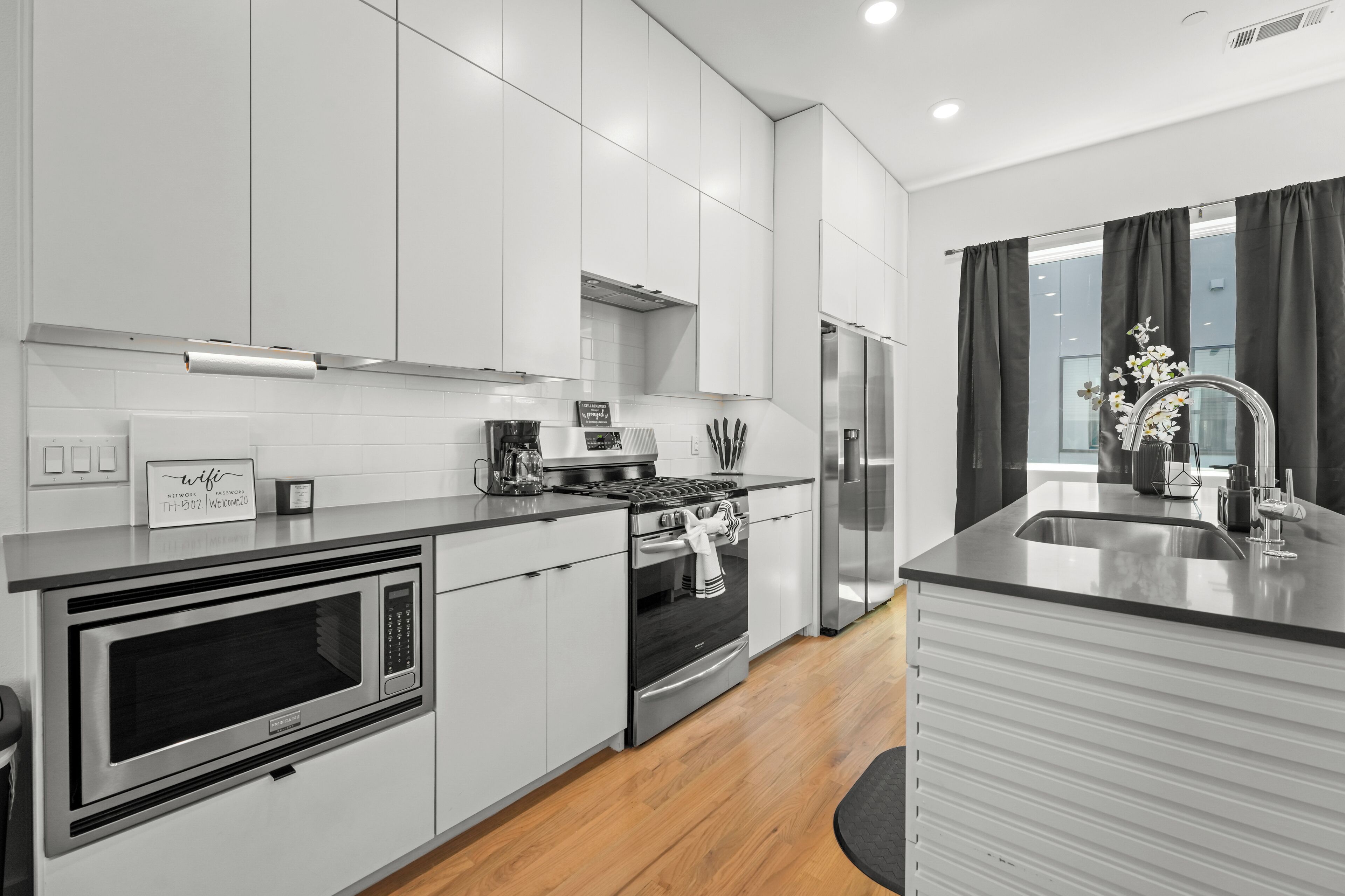 Een microgolfoven, een oven, een kookplaat, een vaatwasser