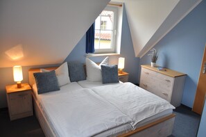 2 Schlafzimmer, Schreibtisch