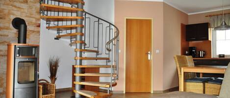 Televisión, chimenea, reproductor de DVD y estéreo