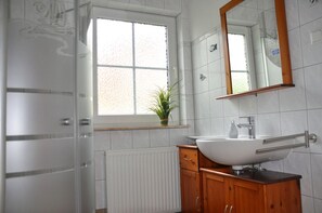 Dusch, hårtork och handdukar
