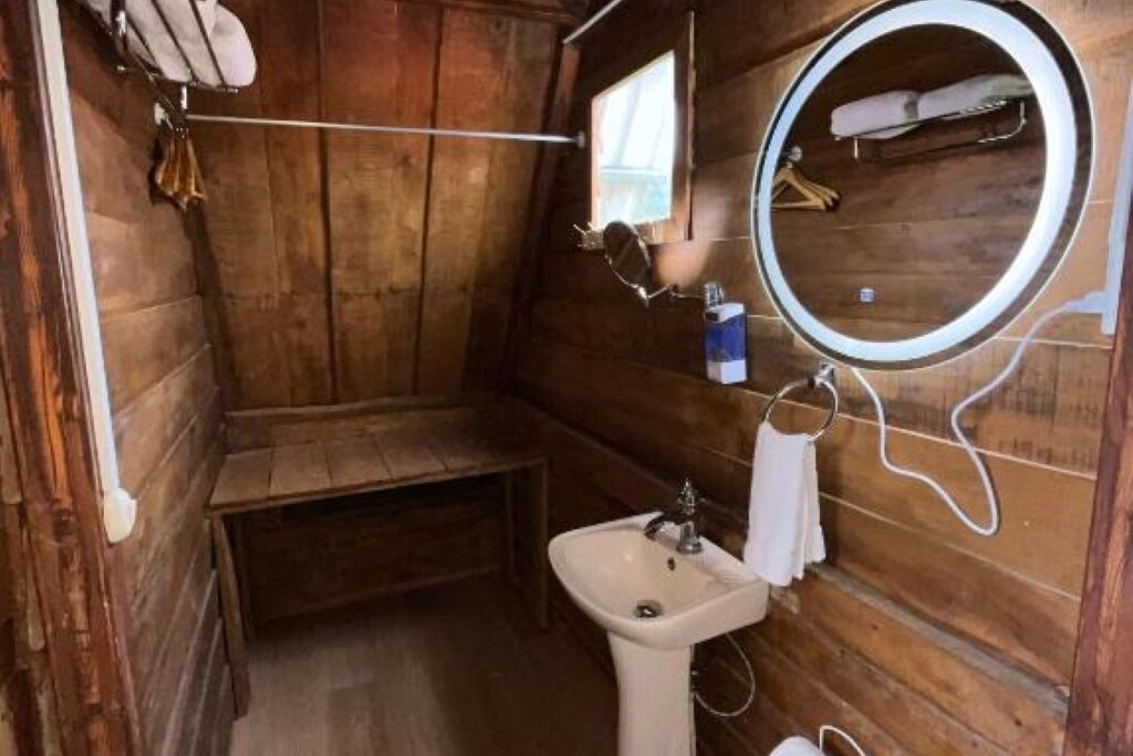 淋浴设施、吹风机、毛巾、卫生纸