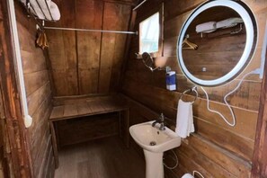 Suihku, hiustenkuivaaja, pyyhkeet, vessapaperi