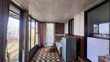 Una televisión, una chimenea