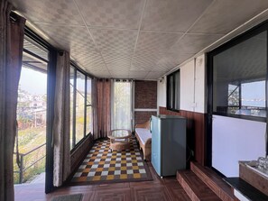 Una televisión, una chimenea