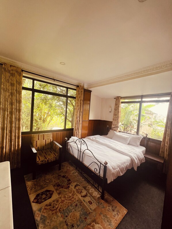 5 bedrooms, iron/ironing board, WiFi, bed sheets