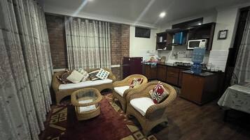 Una televisión, una chimenea