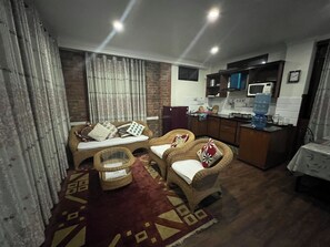 Una televisión, una chimenea