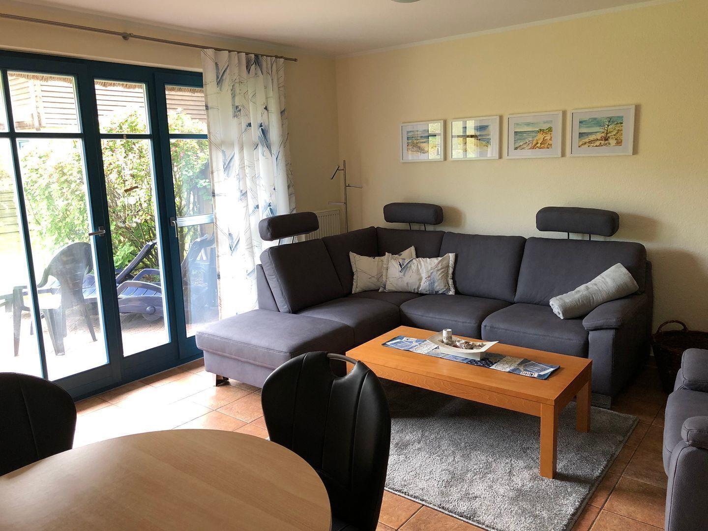 TV, caminetto, lettore DVD, impianto stereo