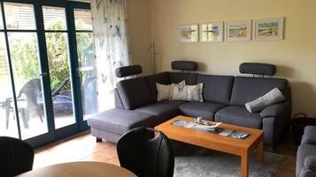 TV, caminetto, lettore DVD, impianto stereo