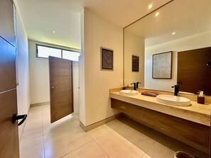 Shower, hair dryer, towels - Vista Vela Sunset, Cabo San Lucas, by the pool with Views of Lands End Cabo (Cabo San Lucas)
