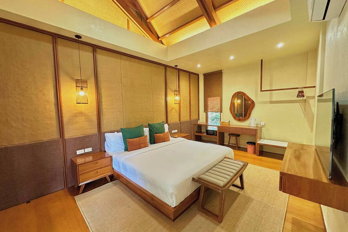 Deluxe King Room | Öryggishólf í herbergi, skrifborð, rúmföt