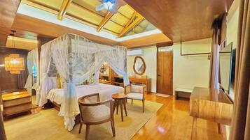 Caja de seguridad en la habitación y escritorio