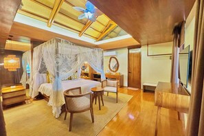 King Room | In-room safe, desk, rollaway beds, bed sheets