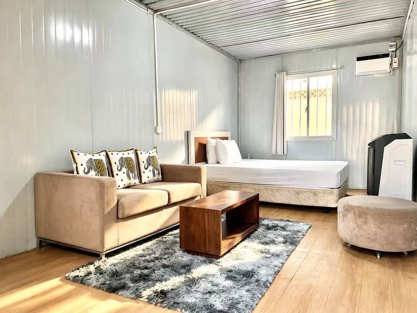 Caja de seguridad en la habitación, escritorio y ropa de cama 