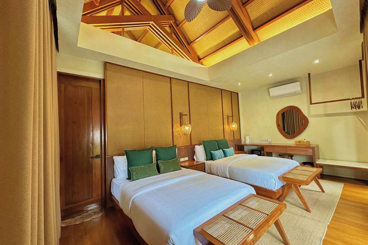 Deluxe Double Room | In-room safe, desk, rollaway beds, bed sheets