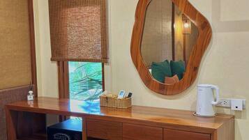 Deluxe King Room | In-room safe, desk, rollaway beds, bed sheets