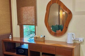 In-room safe, desk, rollaway beds, bed sheets