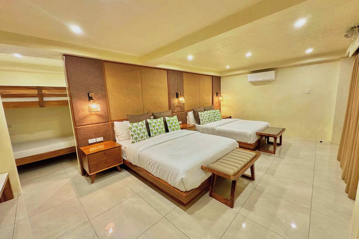 Family Room | In-room safe, desk, rollaway beds, bed sheets