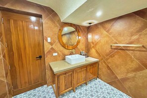 Family Room | Bathroom | Shower, rainfall showerhead, free toiletries, hair dryer