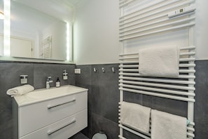 Sèche-cheveux, serviettes fournies