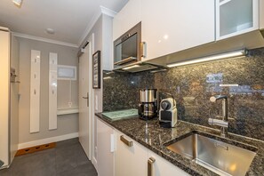 Kühlschrank, Mikrowelle, Herdplatte, Geschirrspüler