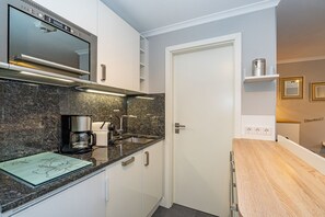 Fridge, microwave, stovetop, dishwasher