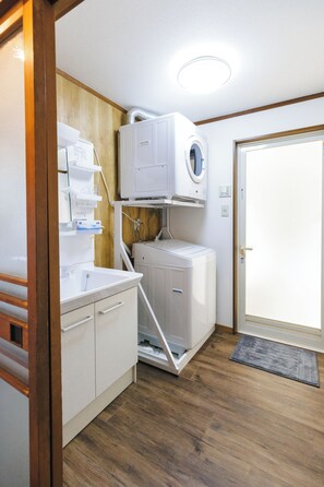 Family House, 4 Bedrooms, Non Smoking | Bathroom | Separate tub and shower, free toiletries, hair dryer, towels - Yamotas MAGOME (Nakatsugawa)
